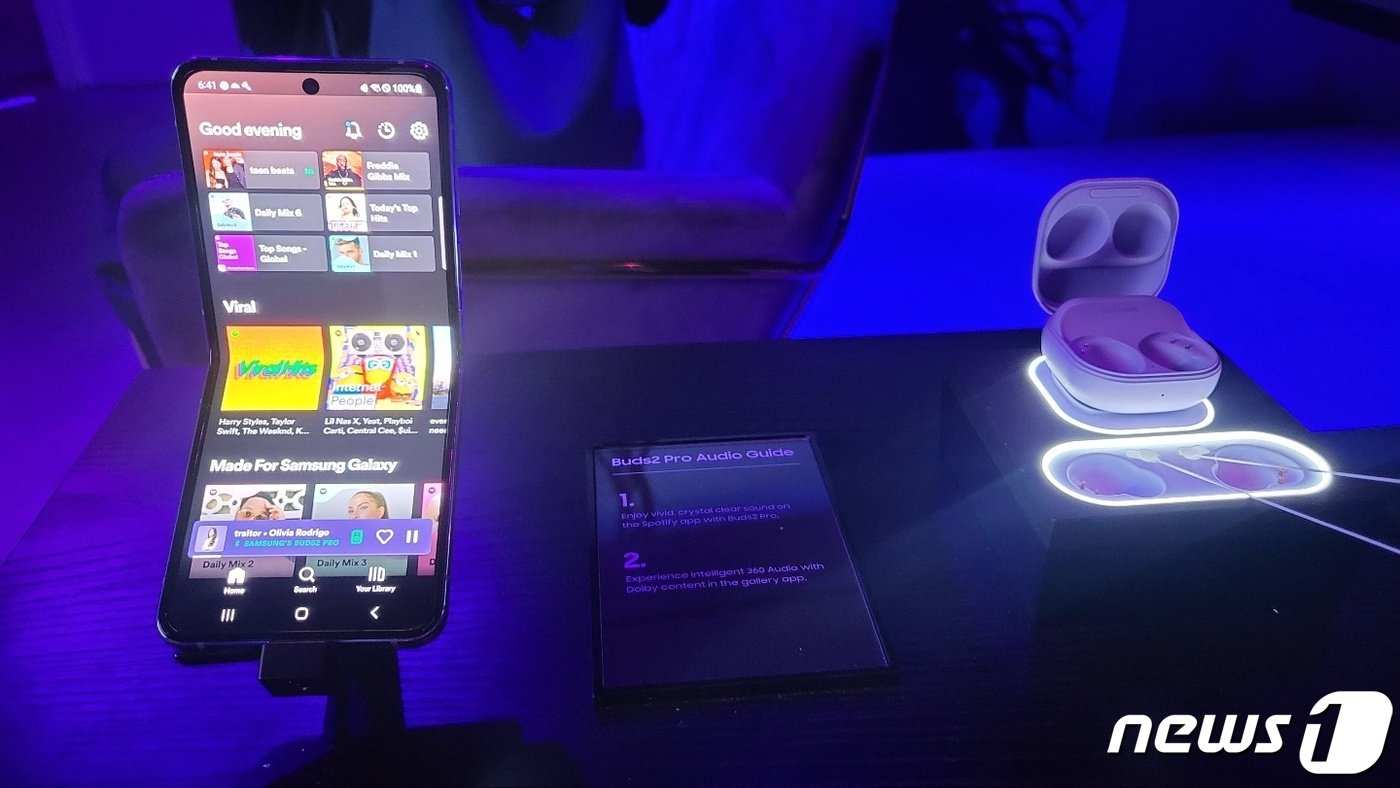 본문 이미지 -  미국 뉴욕 갤럭시 제품 체험관에 전시된 갤럭시버즈2 프로.2022.08.10. 오현주 기자 