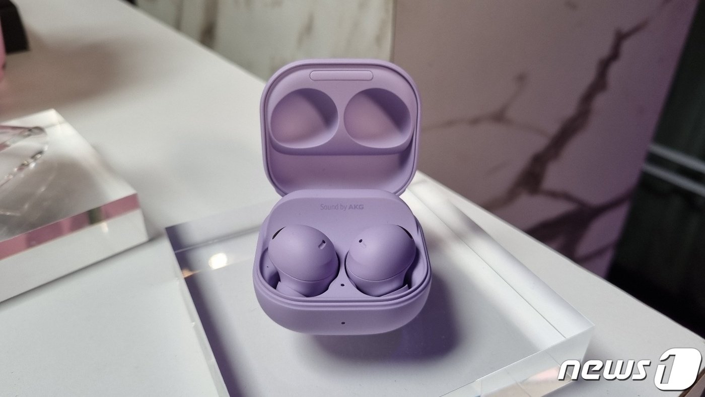 본문 이미지 - &#39;퍼플 보라&#39; 모델의 갤럭시버즈2 프로. 2022.08.10. 오현주 기자 