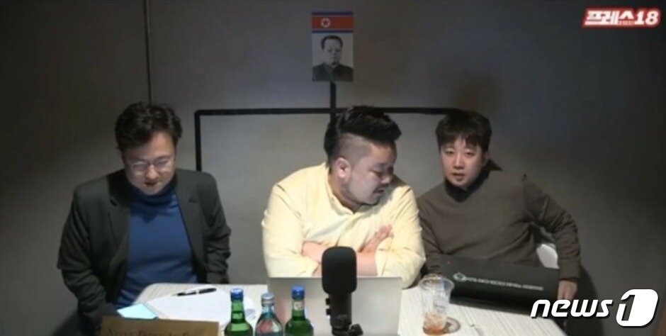 본문 이미지 - 이준석 전 국민의힘 대표가 2021년 3월 6일 대구 매일신문 유튜브채널인 ' 프레스18'에서 당시 안철수 국민의당 대표가 서울시장이 되고 윤석열 전 검찰총장이 대통령이 되면 "지구를 떠야지"라고 웃으면 답하는 장면. (유튜브 갈무리) ⓒ 뉴스1
