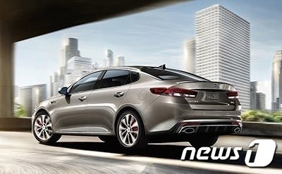 본문 이미지 - 기아, 현대차를 탈취하는 이른바 ‘기아 보이스’는 2016년형 기아 옵티마&#40;사진&#41; 등 일반 키를 이용하는 차량을 집중 공략하는 것으로 알려졌다.