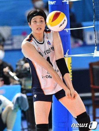 본문 이미지 - IBK기업은행 김희진이 13일 전남 순천시 팔마실내체육관에서 열린 2022 순천 도드람컵 프로배구대회 여자부 흥국생명과 IBK기업은행의 경기에서 리시브 하고 있다. 김연경이 이끄는 흥국생명은 A조 IBK기업은행과 개막전에서 세트스코어 3-1(25-16, 25-23, 24-26, 28-26)로 대회 첫 승을 신고했다. (KOVO 제공) 2022.8.14/뉴스1
