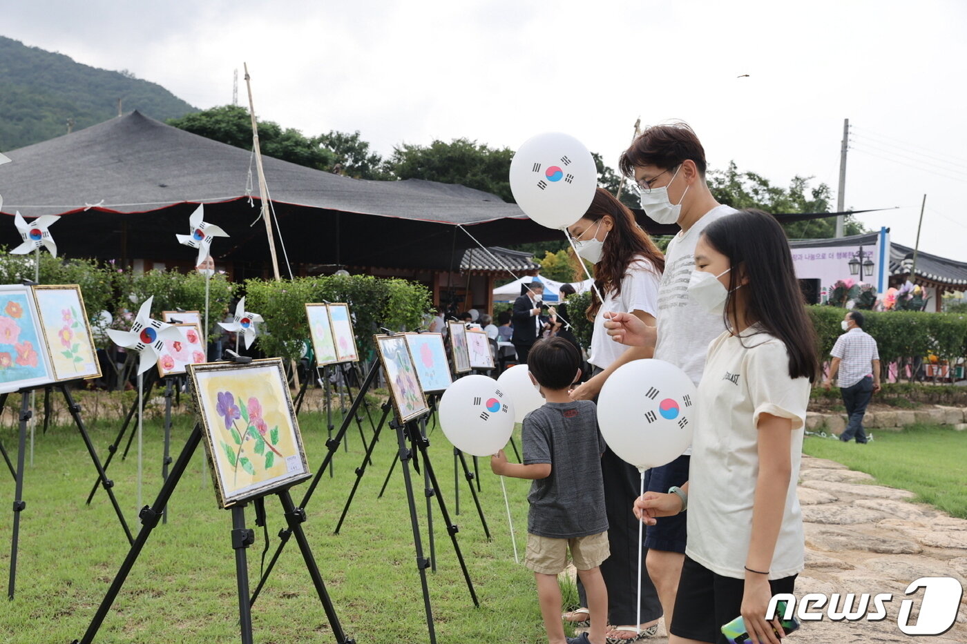 본문 이미지 - 3·1운동 민족대표 33인중 한 분인 양한묵 선생의 생가에서 열린 작은 무궁화 축제./뉴스1