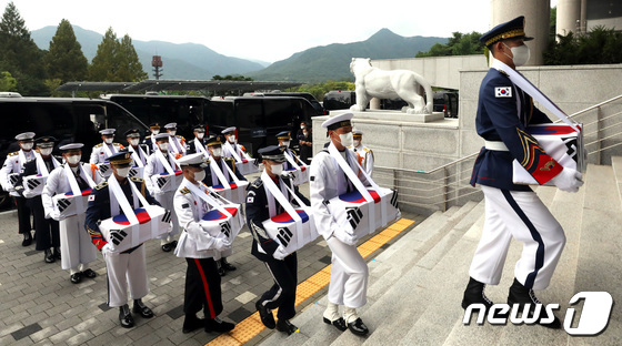 국립대전현충원에 봉송되는 한국 광복군 선열 17위
