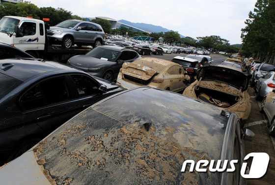 지난 14일 오후 경기 과천시 서울대공원 주차장에 마련된 보험사 침수차량 집결 장소에 서울 등 수도권에서 침수 피해를 입은 차량이 모여있다.  © News1