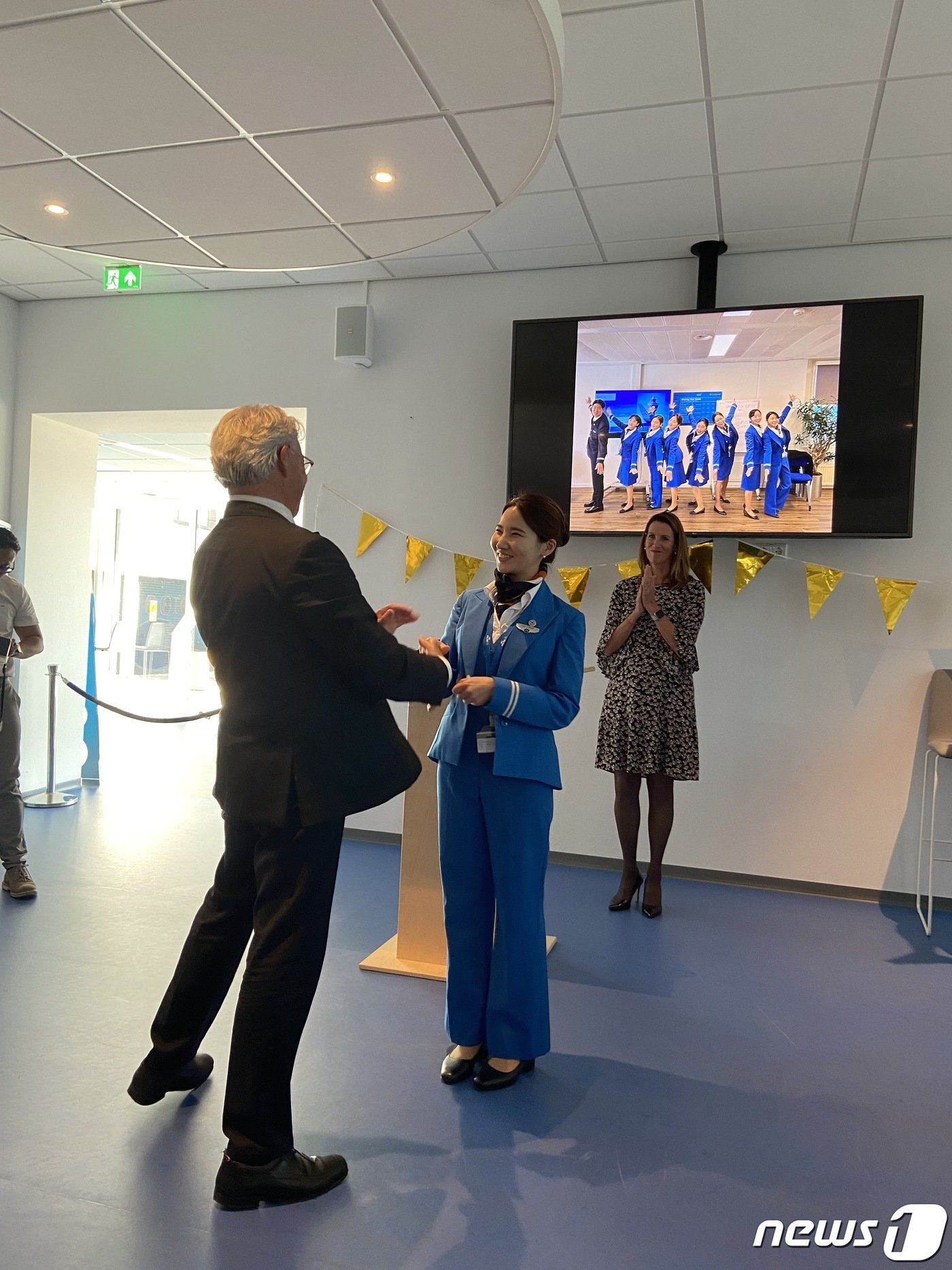 본문 이미지 - 최종관문인 8주간의 승무원 안전교육을 모두 통과한 KLM 한국인 승무원들이 윙배지를 수여받았다. ⓒ 차현정