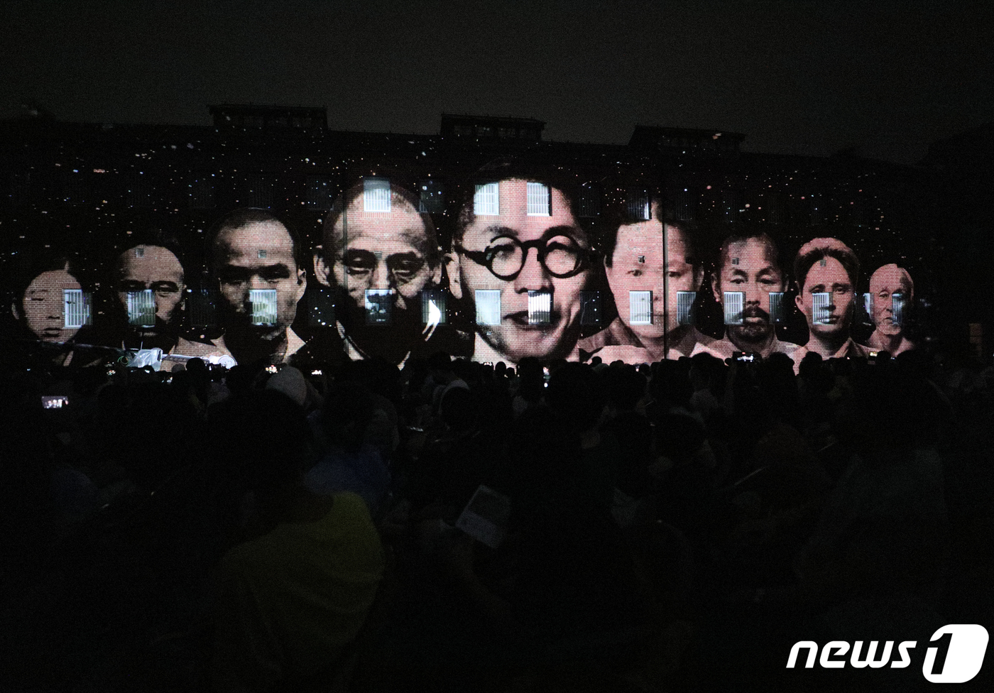 (서울=뉴스1) 신웅수 기자 = 광복절을 하루 앞둔 14일 밤 서울 서대문구 서대문형무소역사관 10옥사 외벽에 독립지사들의 광복 의지를 빛으로 표현한 미디어사파드 '빛의 항거'가 …