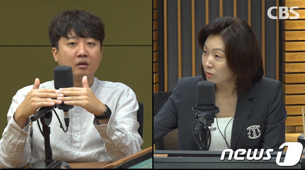 본문 이미지 - 이준석 국민의힘 전 대표가 15일 오전 서울 양천구 목동 CBS라디오 '김현정의 뉴스쇼' 에 출현해 생방송 인터뷰를 진행하고 있다. 이 대표의 정식 라디오 인터뷰는 지난달 8일 당 중앙윤리위원회에서 당원권 정지 6개월의 중징계 처분을 받은 뒤 처음이다. (CBS 김현정의 뉴스쇼 캡처)2022.8.15/뉴스1`
