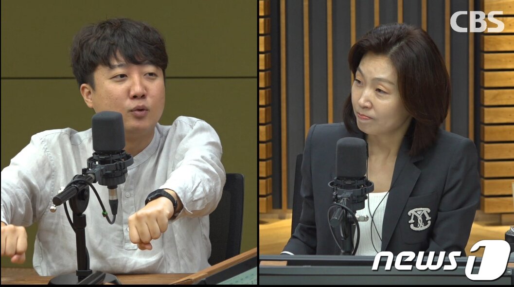 본문 이미지 - 이준석 국민의힘 전 대표가 15일 오전 서울 양천구 목동 CBS라디오 '김현정의 뉴스쇼' 에 출현해 생방송 인터뷰를 진행하고 있다. 이 대표의 정식 라디오 인터뷰는 지난달 8일 당 중앙윤리위원회에서 당원권 정지 6개월의 중징계 처분을 받은 뒤 처음이다. (CBS 김현정의 뉴스쇼 캡처)2022.8.15/뉴스1`