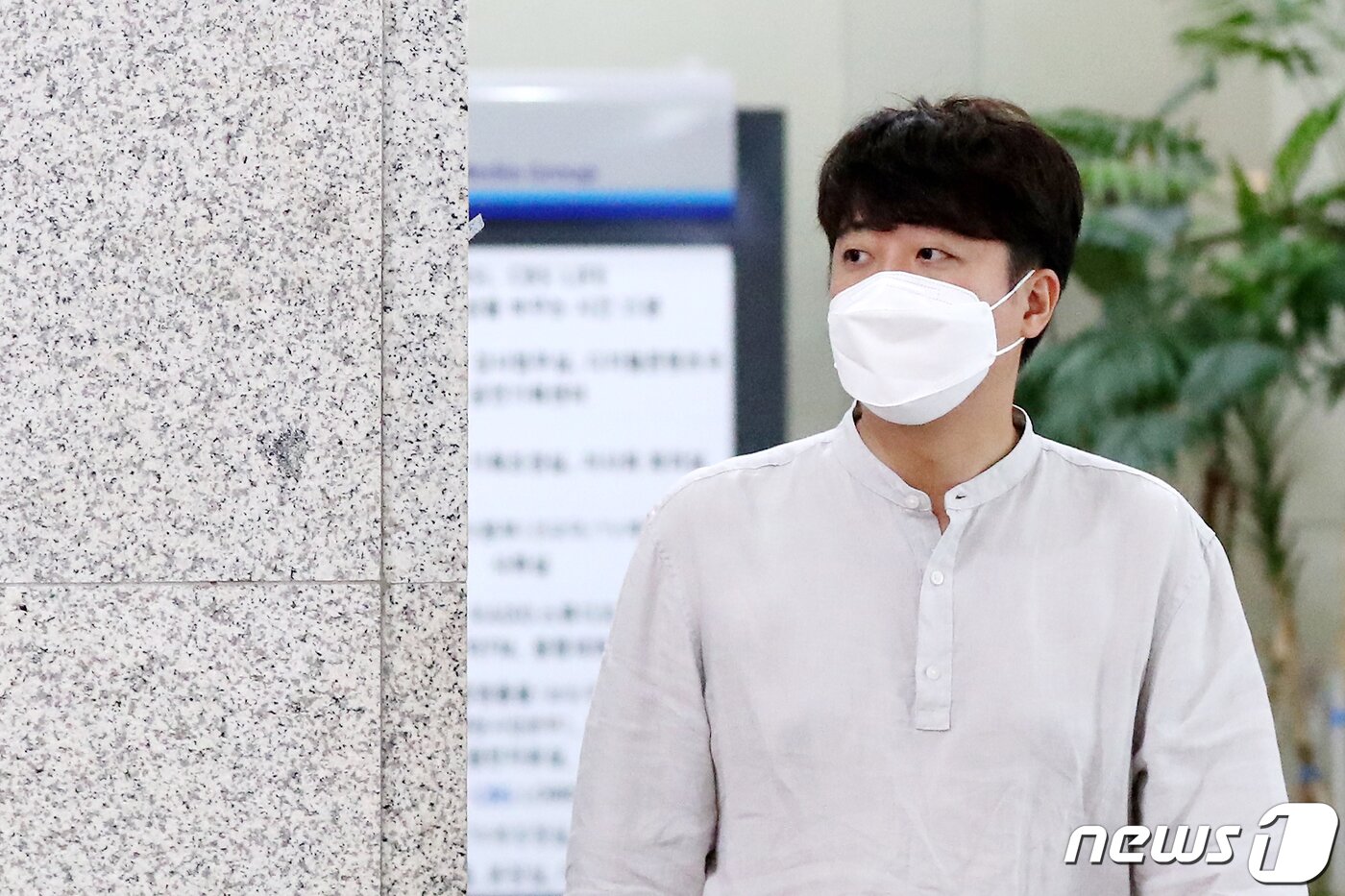 본문 이미지 - 이준석 국민의힘 대표가 15일 오전 서울 양천구 CBS에서 라디오 인터뷰를 마친 뒤 로비를 나서고 있다. 2022.8.15/뉴스1 ⓒ News1 민경석 기자
