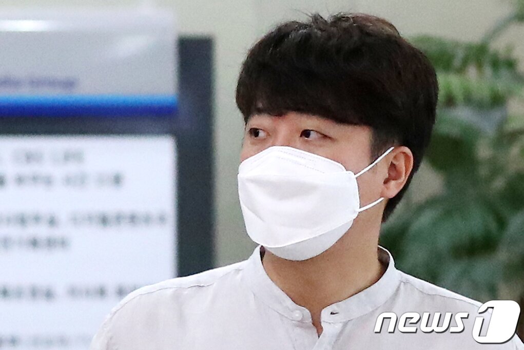 본문 이미지 - 이준석 국민의힘 대표가 15일 오전 서울 양천구 CBS에서 라디오 인터뷰를 마친 뒤 로비를 나서고 있다. 2022.8.15/뉴스1 ⓒ News1 민경석 기자