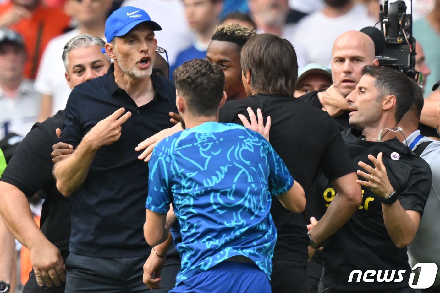본문 이미지 - 경기 후 격돌한 투헬 첼시 감독과 콘테 토트넘 감독 ⓒ AFP=뉴스1