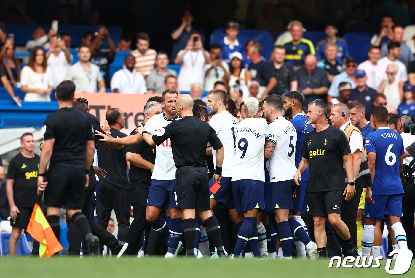 본문 이미지 - 경기 후 싸움이 난 토트넘과 첼시 선수들 ⓒ 로이터=뉴스1