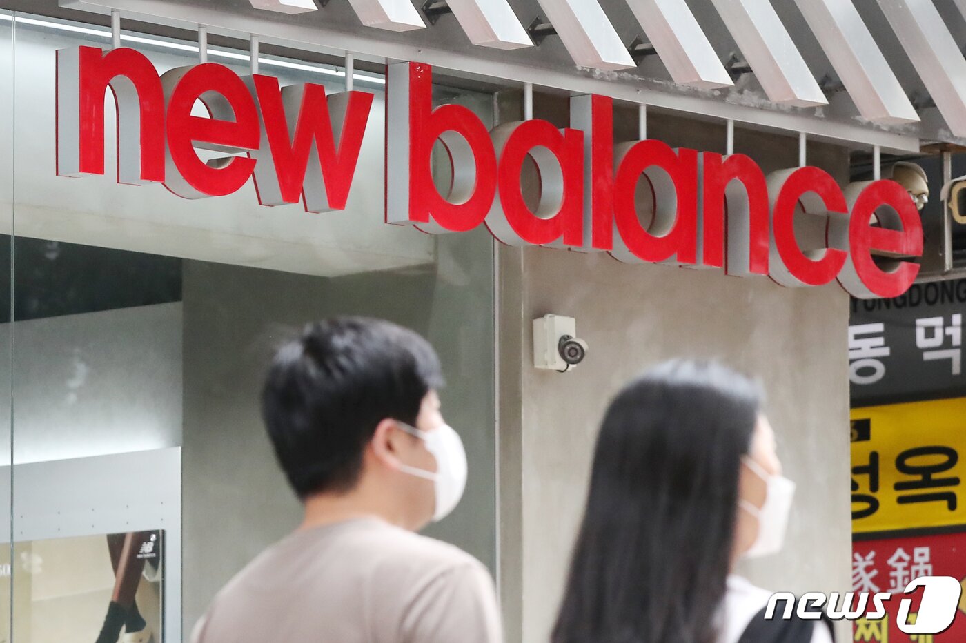 본문 이미지 - 서울의 한 뉴발란스 매장 앞으로 시민들이 오가고 있다. 2022.8.15/뉴스1 ⓒ News1 민경석 기자