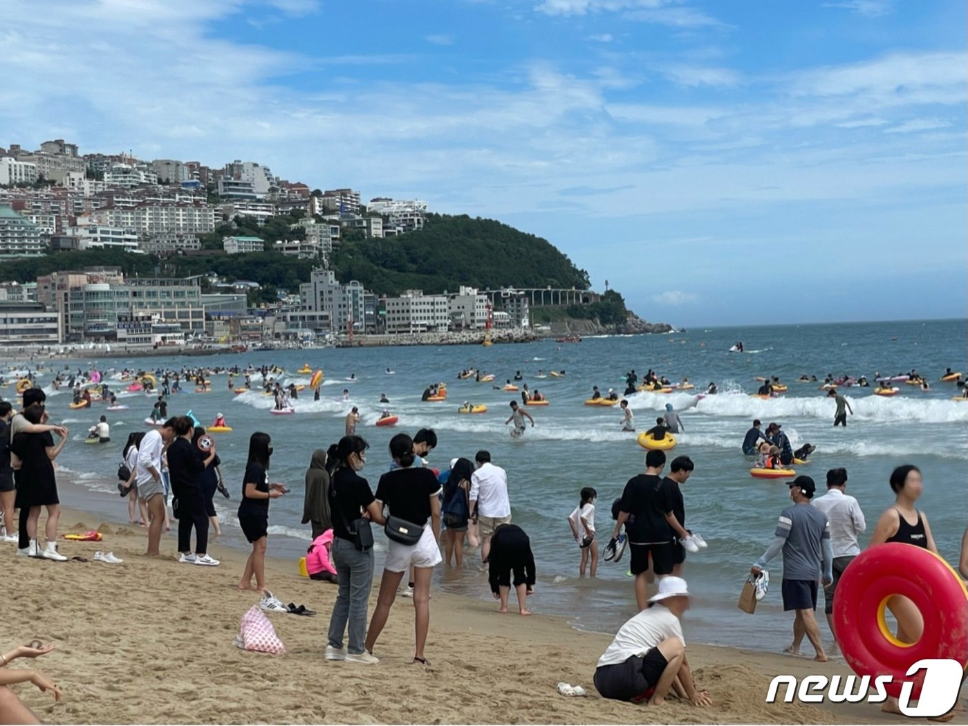 광복절 연휴 마지막날인 15일 오후 부산 해운대해수욕장이 피서객들로 붐비고 있다. 2022.8.15/ ⓒ News1 이유진 기자