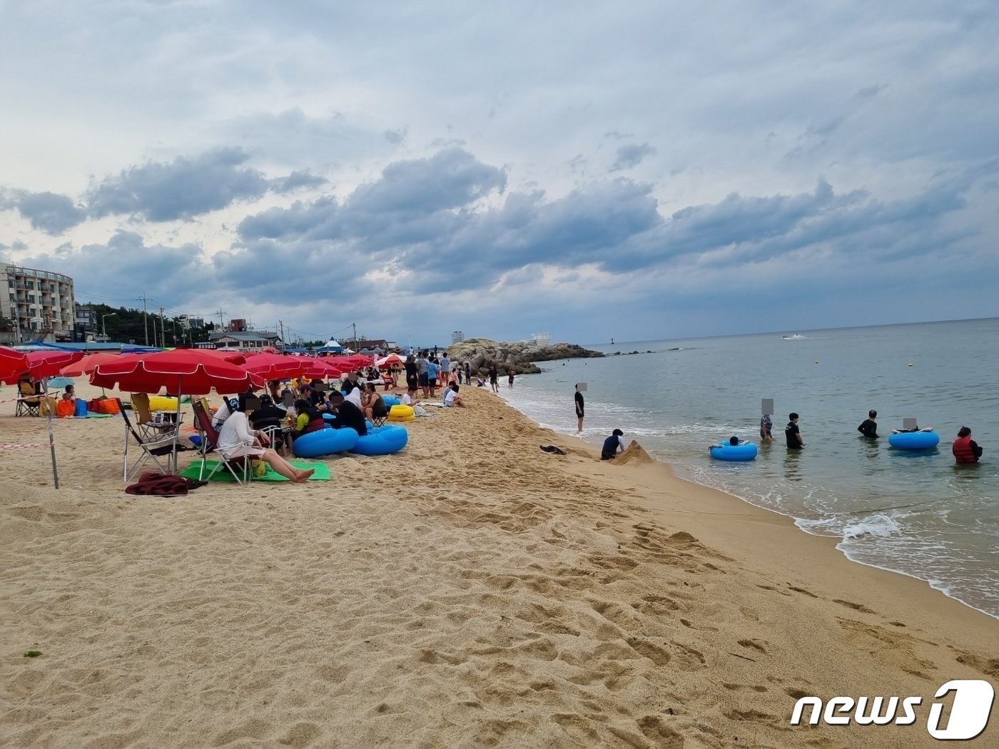 광복절 연휴이자 피서철 막바지인 15일 강원 강릉 사근진해변에 가족단위 피서객들이 마지막 여름을 즐기고 있다. 2022.8.15/뉴스1 윤왕근 기자