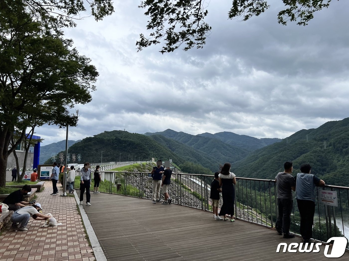 광복절 연휴이자 피서철 막바지인 15일 강원 춘천 소양강댐 정상부에 관광객들이 소양강의 경치를 즐기고 있다. 2022.8.15/뉴스1 윤왕근 기자