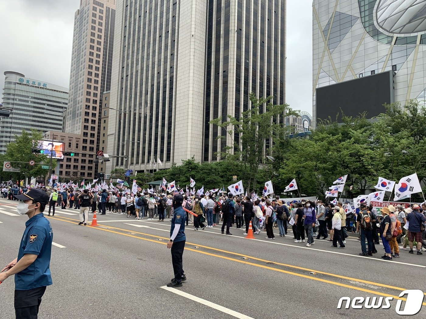 전광훈 사랑제일교회 담임목사가 이끄는 자유통일당 15일 오후 서울 종로구 동화면세점 앞에서 &#39;자유통일 및 주사파 척결 8·15 국민대회&#39;를 열고있다. 사진은 세종대로 일대가 일부 통제된 모습.