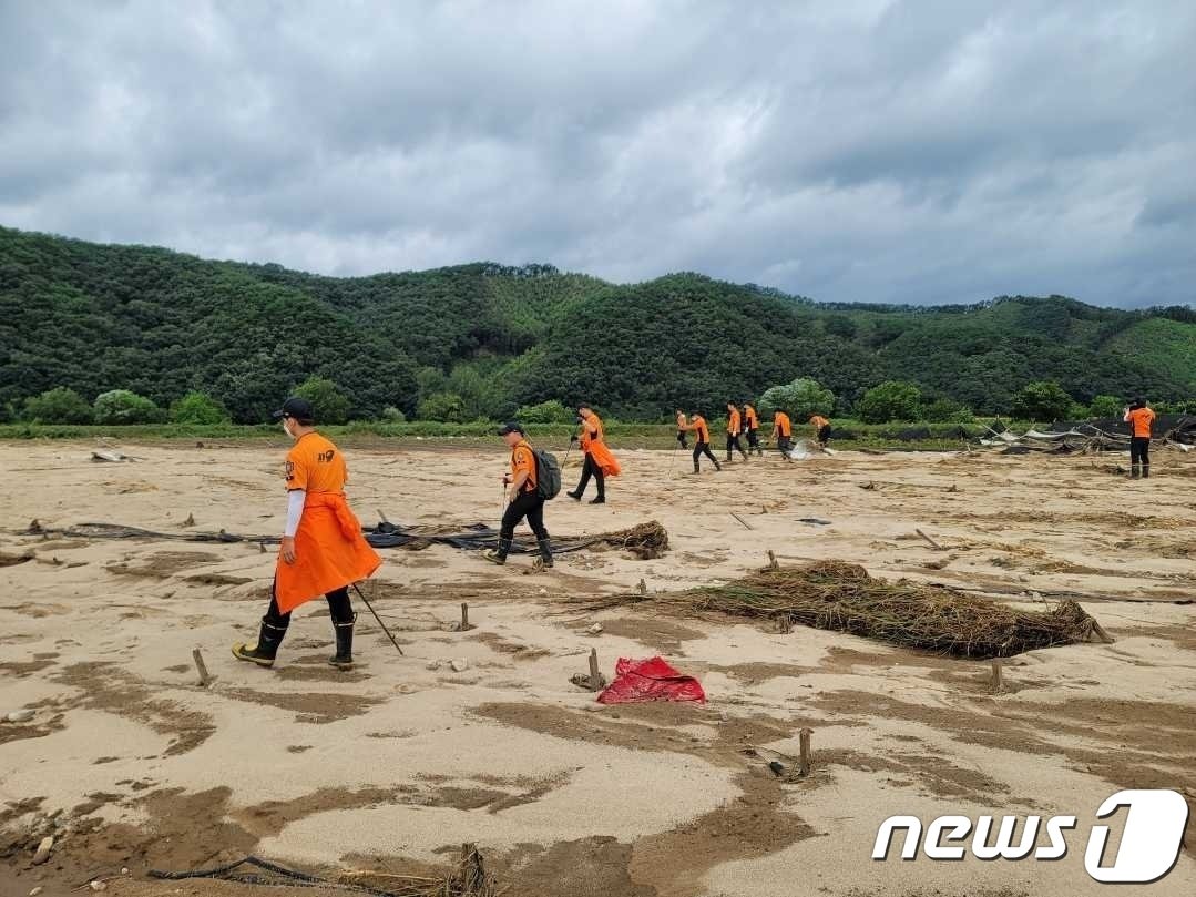 지난 9일 내린 집중호우로 강원 원주 부론면 섬강 인근에서 실종된 노부부 수색 7일째인 15일 소방당국의 수색이 이어지고 있다.&#40;강원도소방본부 제공&#41; 2022.8.15/뉴스1