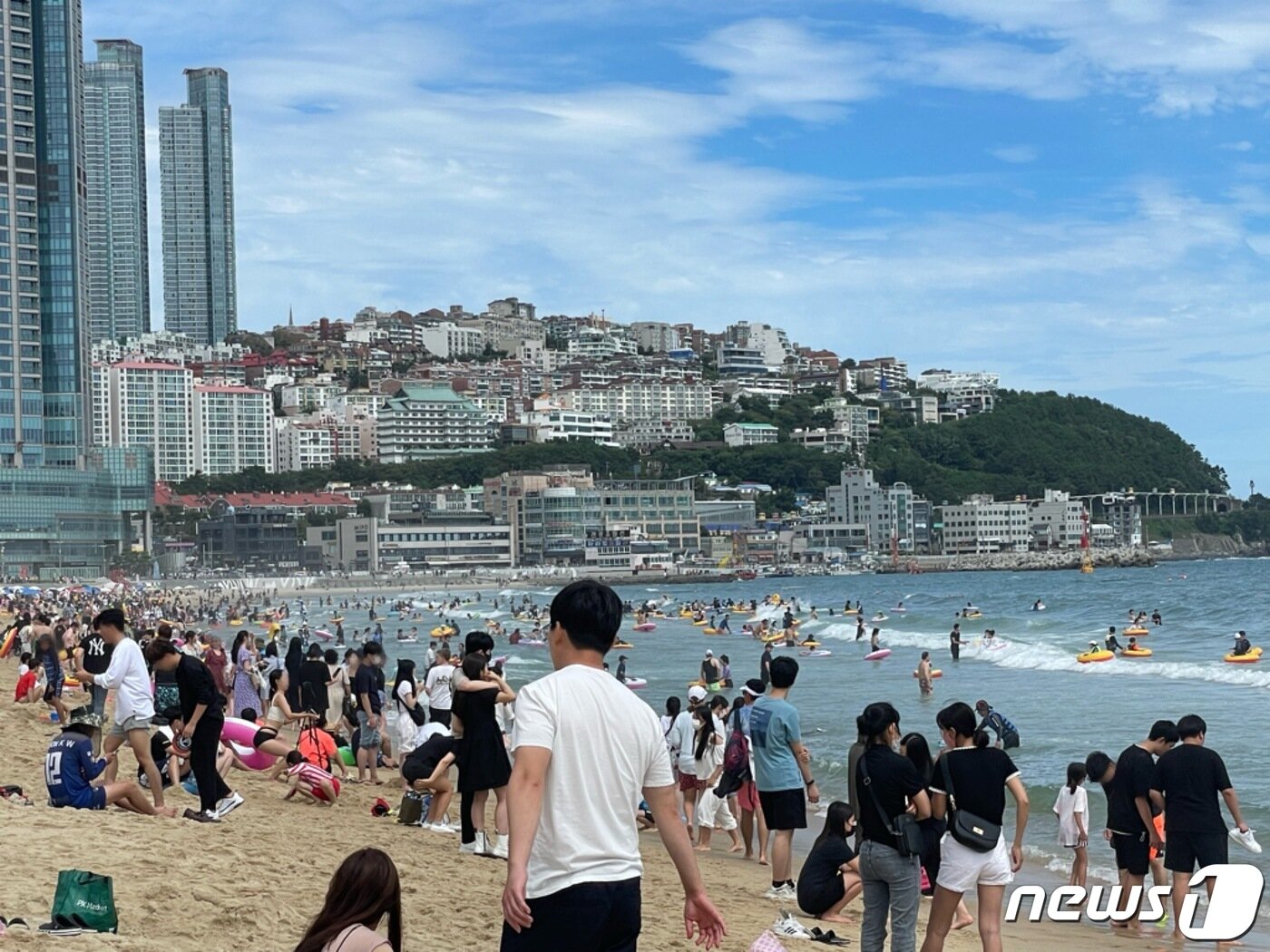 본문 이미지 - 광복절 연휴 마지막날인 15일 오후 부산 해운대해수욕장이 피서객들로 붐비고 있다. 2022.8.15/ ⓒ News1 이유진 기자