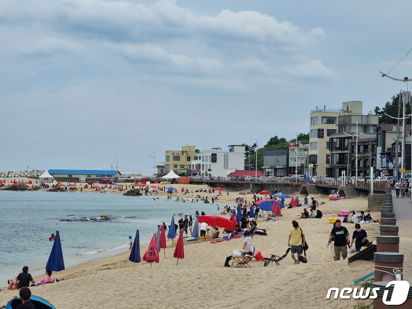 본문 이미지 - 광복적 연휴인 15일 강원 강릉 영진해변을 찾은 피서객들이 막바지 피서를 즐기고 있다.2022.8.15/뉴스1 윤왕근 기자