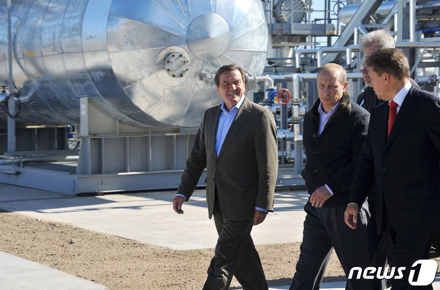 본문 이미지 - 블라디미르 푸틴(가운데) 러시아 대통령이 알렉세이 밀레르(오른쪽) 국영 가스회사 가스프롬 최고경영자(CEO)와 게르하르트 슈뢰더(왼쪽) 전 독일 총리와 함께 러시아 레닌그라드주 항만도시 비보르크 외곽 포르토바야 소재 노르트스트림 가압기지를 시찰하고 있다. 2021.09.06 ⓒ AFP=뉴스1