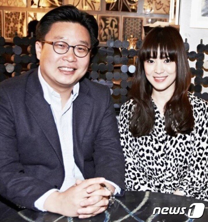 본문 이미지 - 톱스타 송혜교는 2011년부터 해외에 우리나라 독립운동을 알리고 독립운동가를 기리는 일을 서경덕(왼쪽) 성신여대 교수와 함께 이어오고 있다. (서경덕 페이스북 갈무리) ⓒ 뉴스1 