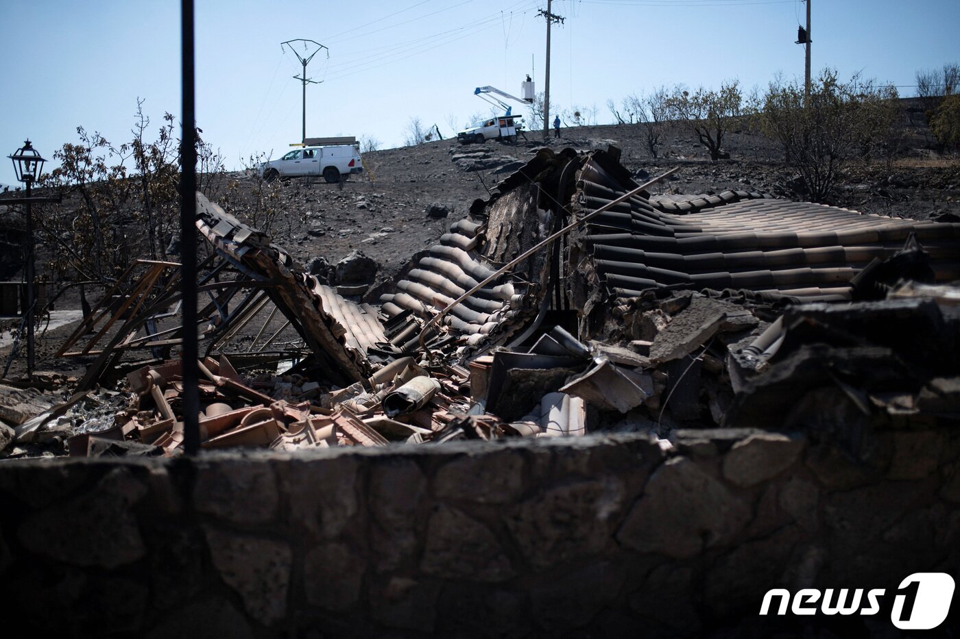 본문 이미지 - 15일(현지시각) 스페인 베레 데 몬카요에서 발생한 산불로 가옥과 초목이 그을린 모습이다. 유럽 곳곳에서 대규모의 기록적인 폭염과 그로 인한 대형 산불로 인명 및 재산 피해가 속출하고 있다. ⓒ 로이터=뉴스1 ⓒ News1 손승환 기자