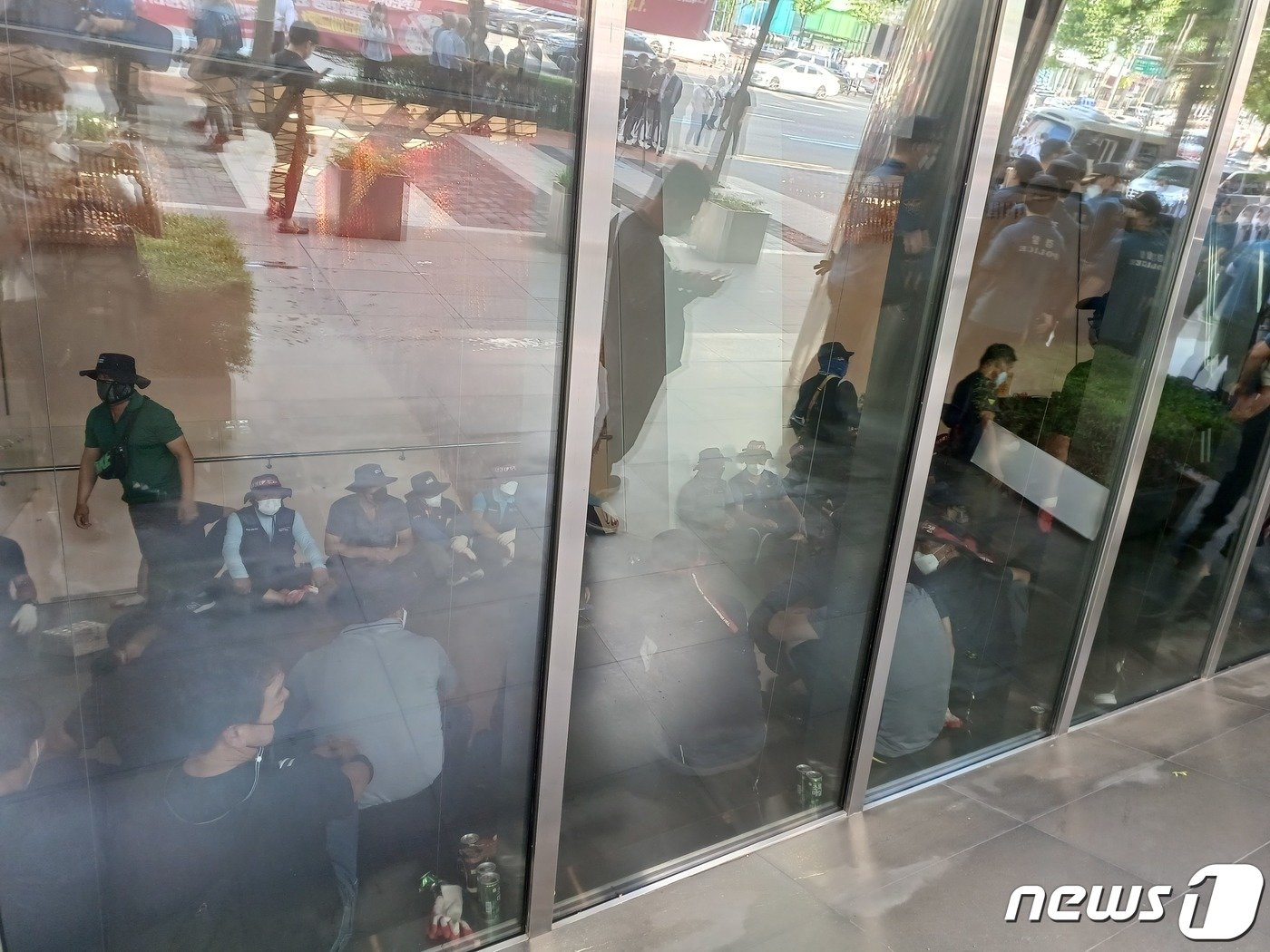 본문 이미지 - 민주노총 화물연대가 16일 오전 6시10분부터 서울시 강남구 청담동 하이트진로 본사를 점거하고 농성을 이어가고 있다. 2022.08.16/뉴스1 ⓒ News1 임세원 기자