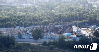 본문 이미지 - 16일 오전 서울 성동구 삼표레미콘 공장에서 철거작업이 진행되고 있다. 삼표산업은 오는 16일까지 배치플랜트 1∼4호기와 사일로(시멘트 저장소) 등 주요 시설물을 모두 해체하고, 성동구는 이 일대를 문화·관광타운으로 조성할 계획이다. 2022.8.16/뉴스1 ⓒ News1 김진환 기자
