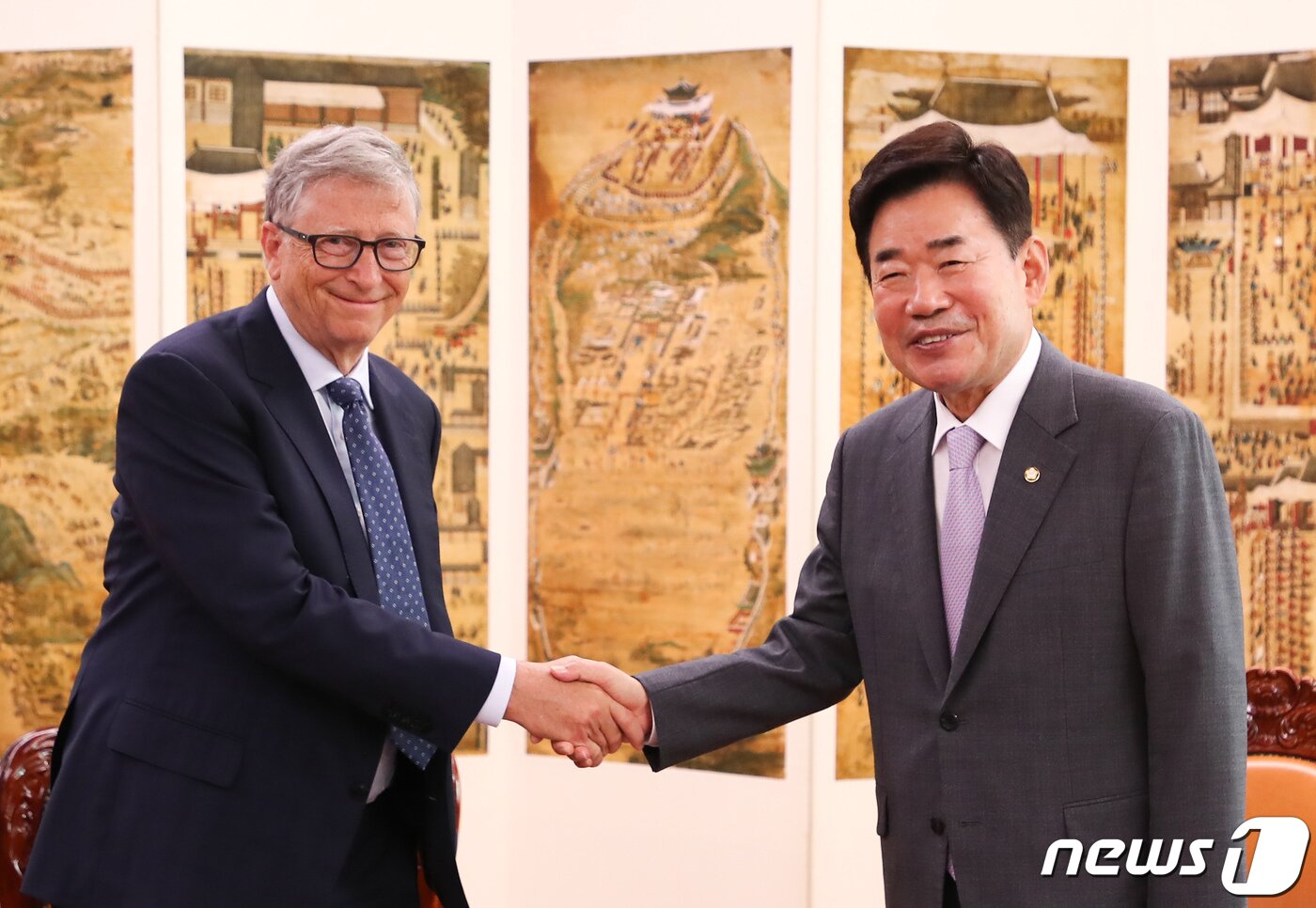 본문 이미지 - 김진표 국회의장과 빌 게이츠 빌 앤 멜린다 게이츠 재단 공동 이사장이 16일 서울 여의도 국회 의장실에서 환담에 앞서 손을 맞잡고 기념 촬영을 하고 있다. (공동취재) 2022.8.16/뉴스1 ⓒ News1 유승관 기자