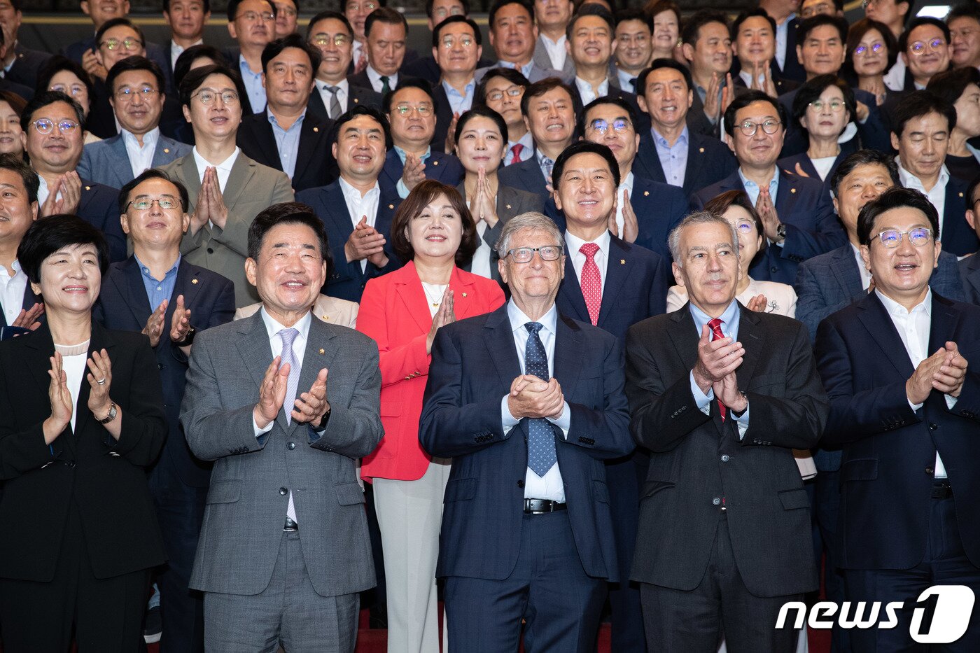 본문 이미지 - 김진표 국회의장과 마이크로소프트(MS)의 공동 창업자이자 ‘빌 앤드 멀린다 게이츠 재단’ 공동 이사장인 빌 게이츠 등 의원들이 16일 오전 서울 여의도 국회에서 기념 촬영을 하고 있다. 2022.8.16/뉴스1 ⓒ News1 이재명 기자