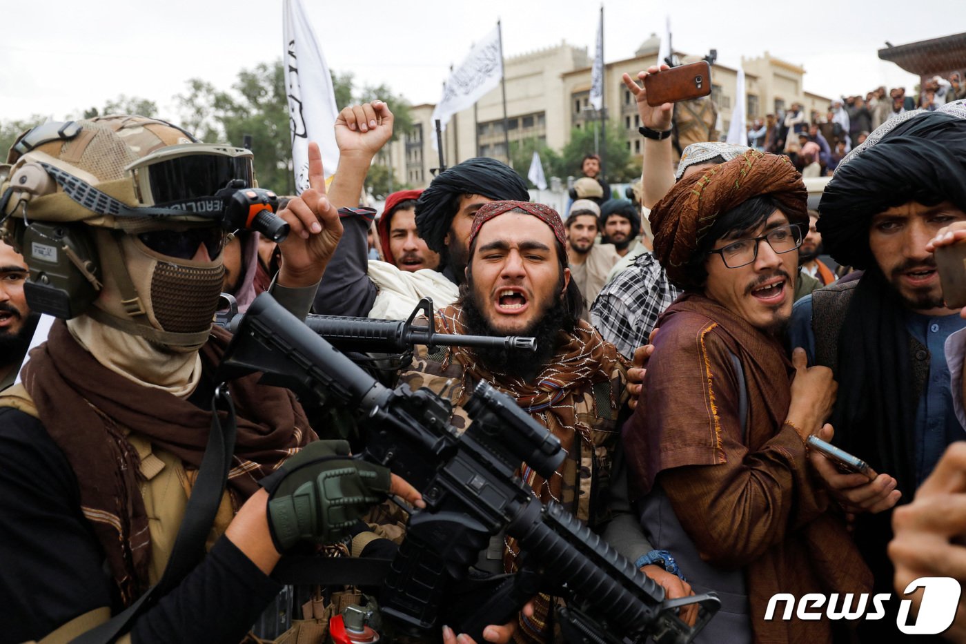 본문 이미지 - 지난해 8월 아프가니스탄 카불에서 열린 재집권 1년 기념 행사에서 탈레반 지지자들이 기뻐하고 있다. 2021년 탈레반은 아프가니스탄 재집권을 기념해  8월15일을 공휴일로 선포했다. 2022.08.15. ⓒ 로이터=뉴스1 ⓒ News1 손승환 기자