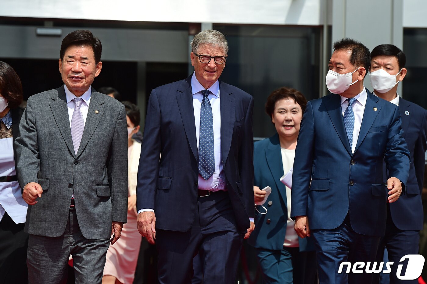 본문 이미지 - 빌 게이츠 빌 앤 멜린다 게이츠 재단 공동 이사장이 16일 서울 여의도 국회에서 연설을 마친 후 김진표 국회의장(왼쪽)과 이광재 국회 사무총장의 배웅을 받으며 본청을 나서고 있다. (공동취재) 2022.8.16/뉴스1 ⓒ News1 유승관 기자