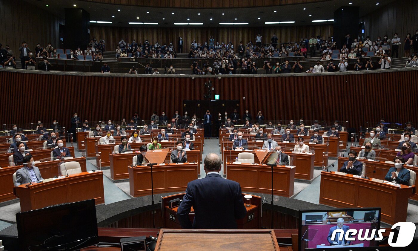 본문 이미지 - 빌 게이츠 빌 앤 멜린다 게이츠 재단 공동 이사장이 16일 오전 서울 여의도 국회에서 '코로나19 및 미래 감영병 대응·대비를 위한 국제공조의 중요성과 대한민국의 리더십'을 주제로 연설을 하고 있다. (공동취재) 2022.8.16/뉴스1 ⓒ News1 유승관 기자