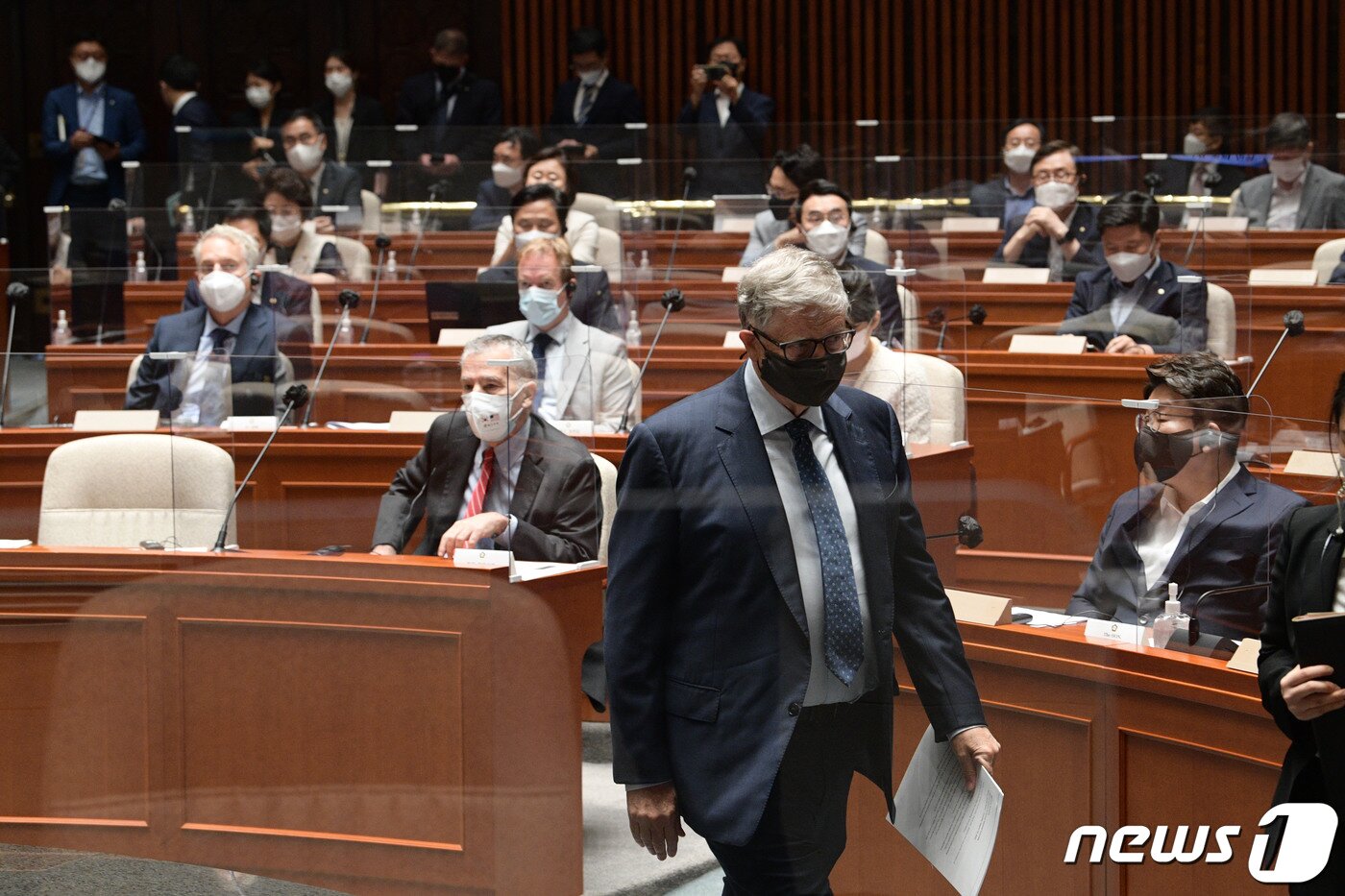 본문 이미지 - 빌 게이츠 빌 앤 멜린다 게이츠 재단 공동 이사장이 16일 서울 여의도 국회에서 연설을 하기 위해 단상으로 향하고 있다. (공동취재) 2022.8.16/뉴스1 ⓒ News1 이재명 기자
