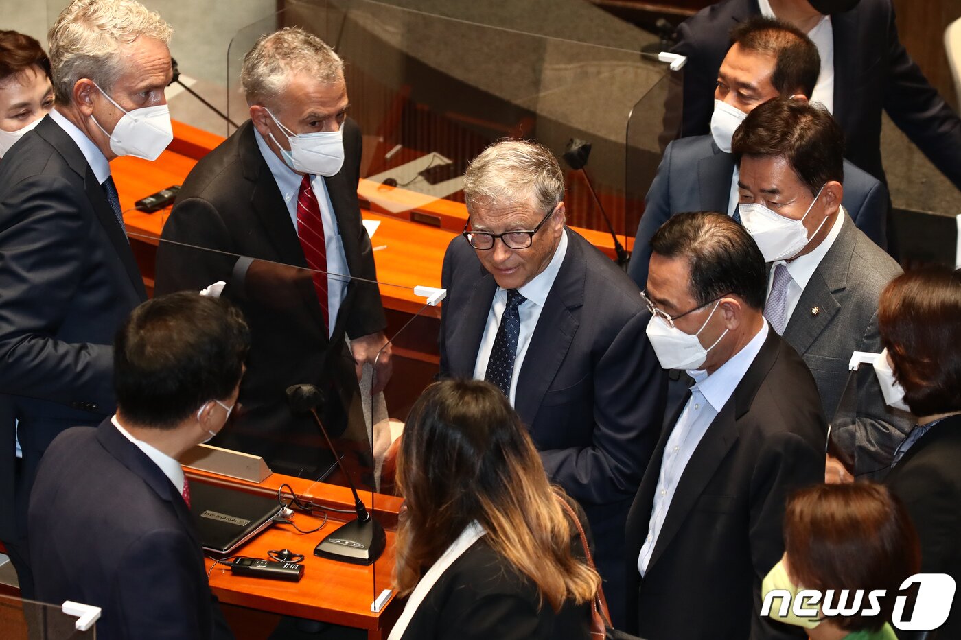 본문 이미지 - 빌 게이츠 빌 앤 멜린다 게이츠 재단 공동 이사장이 16일 서울 여의도 국회에서 연설을 마친 후 의원들과 인사하고 있다. (공동취재) 2022.8.16/뉴스1 ⓒ News1 이재명 기자