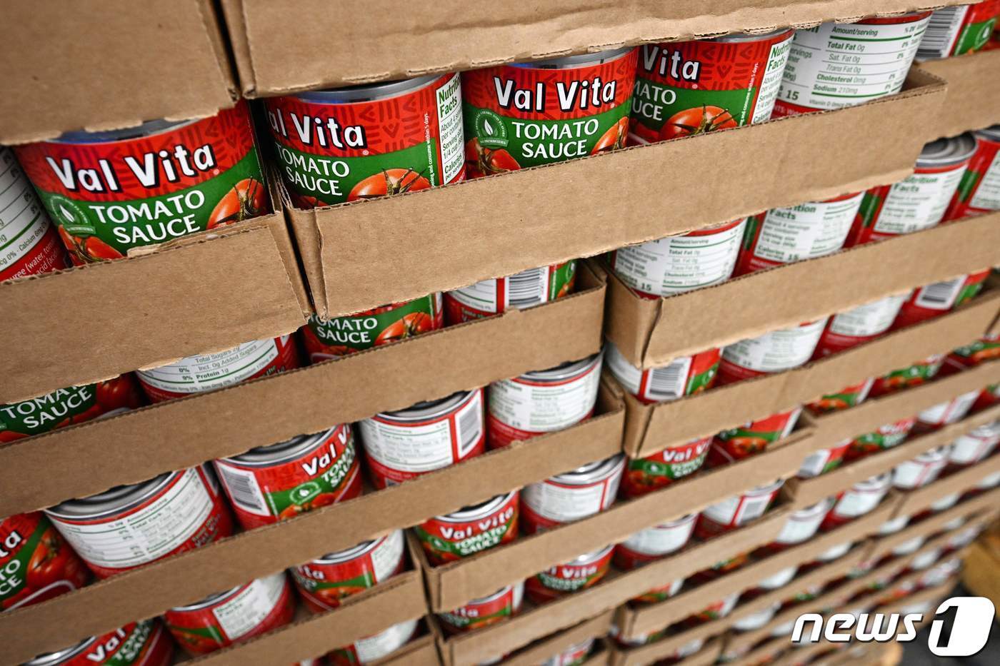본문 이미지 - 미국 캘리포니아주 버뱅크에 있는 월마트 매장에서 토마토 소스 캔이 판매되고 있다. ⓒ AFP=뉴스1 ⓒ News1 손승환 기자