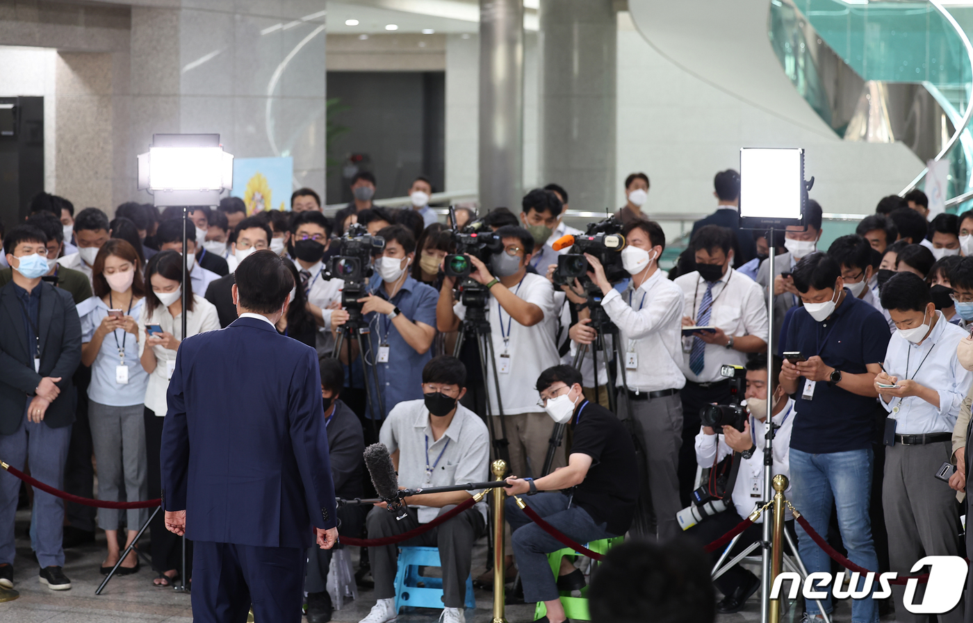 (서울=뉴스1) 안은나 기자 = 윤석열 대통령이 16일 오전 용산 대통령실에서 기자들과 출근길 문답(도어스테핑)을 하고 있다. (대통령실 제공) 2022.8.16/뉴스1