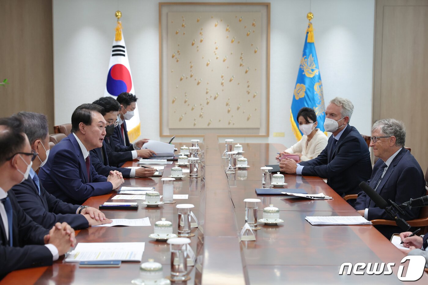 윤석열 대통령이 16일 오후 용산 대통령실에서 빌 게이츠 &#39;빌 앤 멜린다 게이츠 재단&#39; 공동 이사장을 접견하고 있다. &#40;대통령실 제공&#41; 2022.8.16/뉴스1 ⓒ News1 오대일 기자