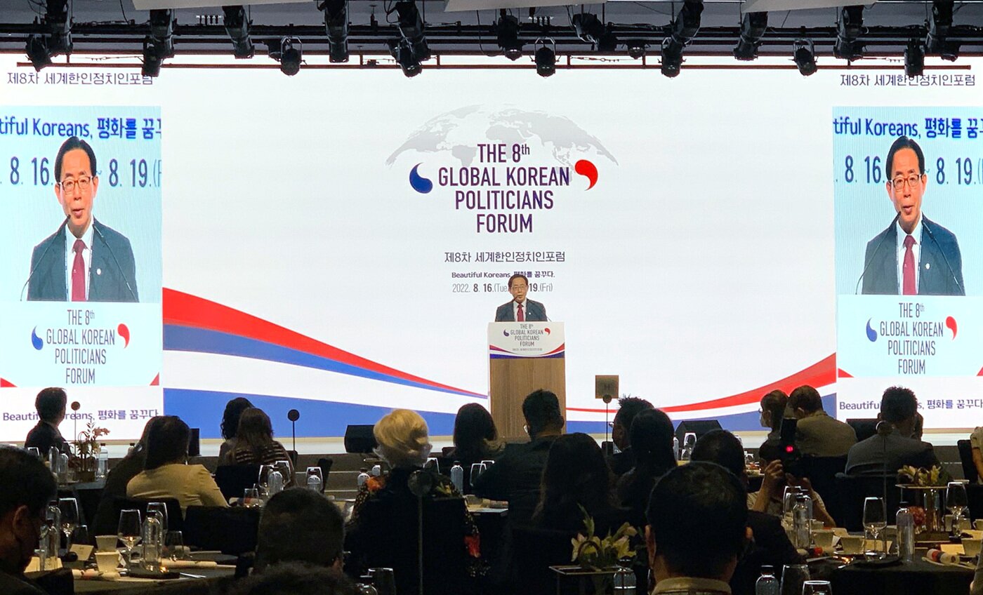 본문 이미지 - 김성곤 재외동포재단 이사장이 16일 제8차 세계한인정치인포럼에서 강연하고 있다.(재외동포재단 제공)