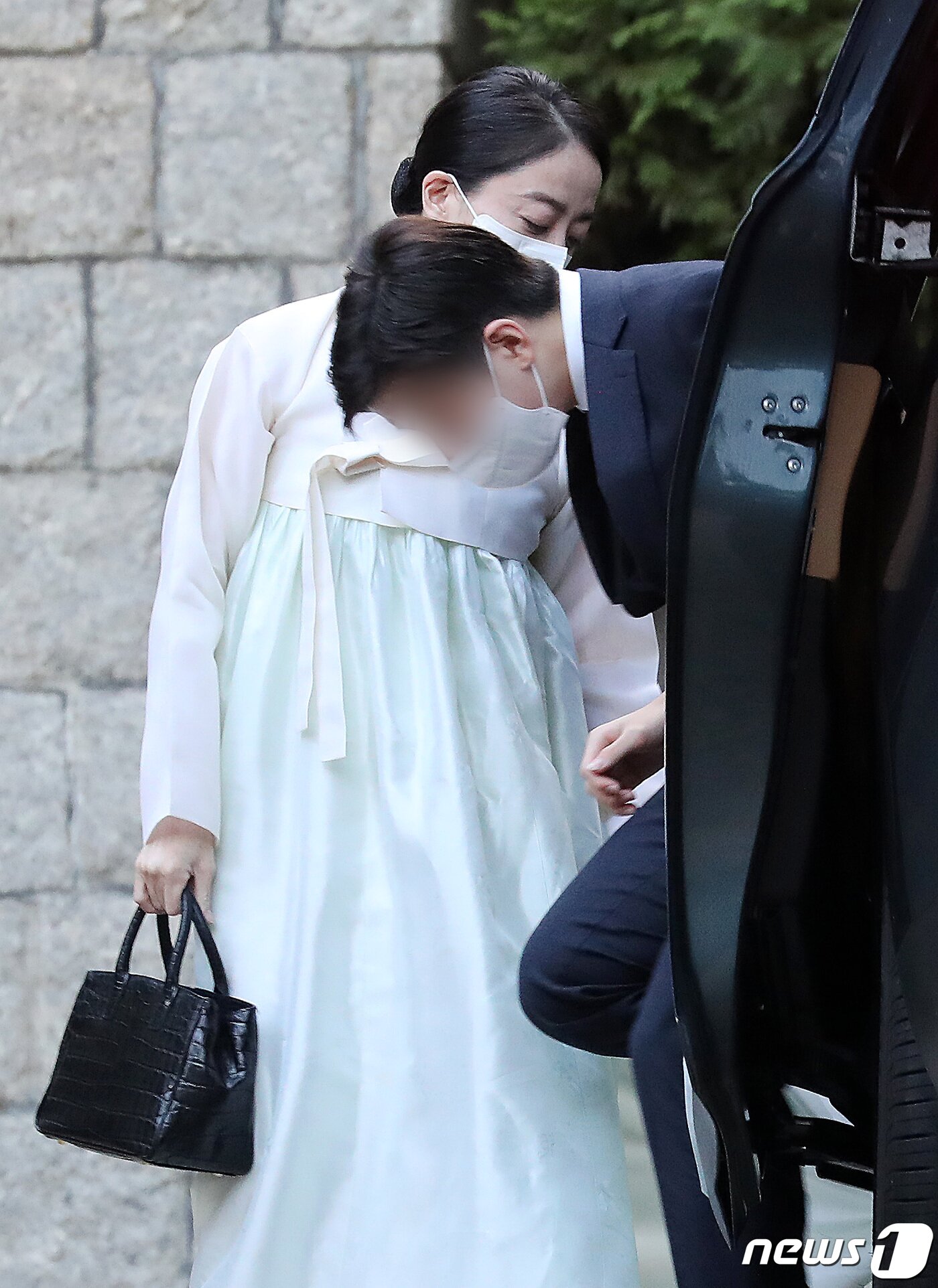 본문 이미지 - 정대선 현대비에스앤씨 사장의 부인 노현정 전 아나운서와 아들이 16일 오후 고 변중석 여사 15주기 추모제사가 열린 서울 종로구 정주영 현대그룹 명예회장의 청운동 옛 자택으로 들어서고 있다. 2022.8.16/뉴스1 ⓒ News1 이동해 기자