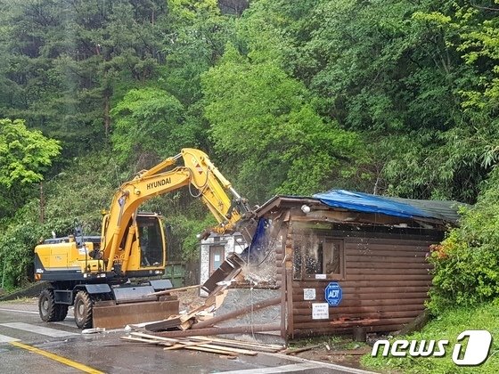 본문 이미지 - 2019년 4월29일 천은사 매표소 철거 당시 상황