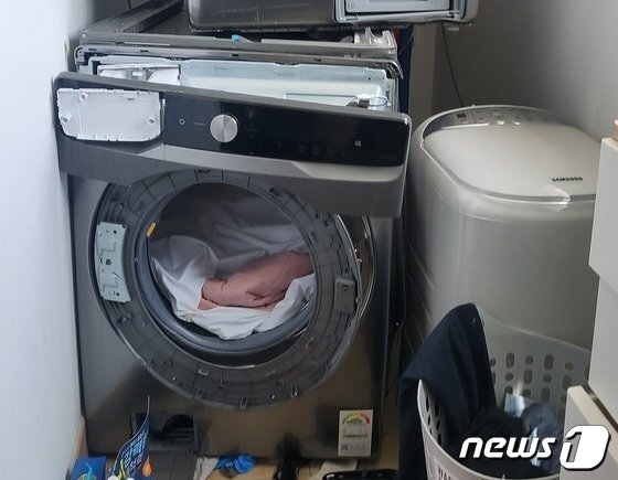 본문 이미지 - 지난달 13일 한 가정집에서 구입한지 2년 된 삼성전자 세탁기가 폭발한 모습.&#40;네이버 카페 갈무리&#41; ⓒ 뉴스1