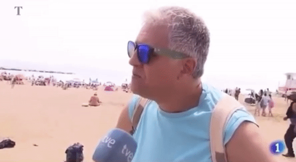 본문 이미지 - 인터뷰하는 관광객 뒤로 도둑이 가방을 훔치는 모습. ('더 타임스' 갈무리)