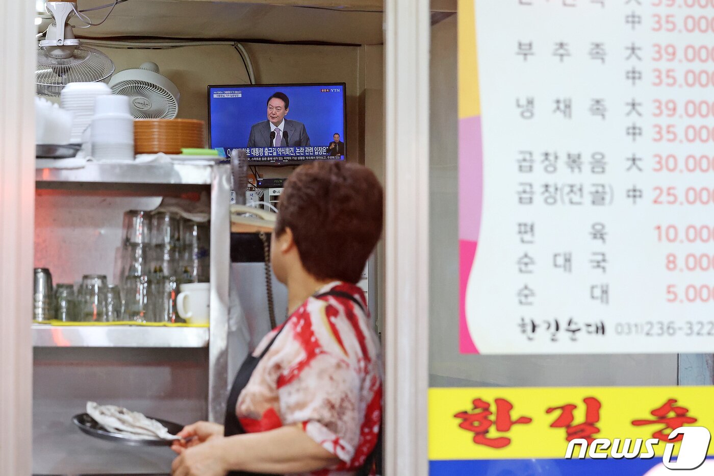 본문 이미지 - 17일 경기 수원 권선시장에서 상인들이 윤석열 대통령의 취임 100일 기자회견을 TV 생중계를 통해 시청하고 있다. 2022.8.17/뉴스1 ⓒ News1 조태형 기자