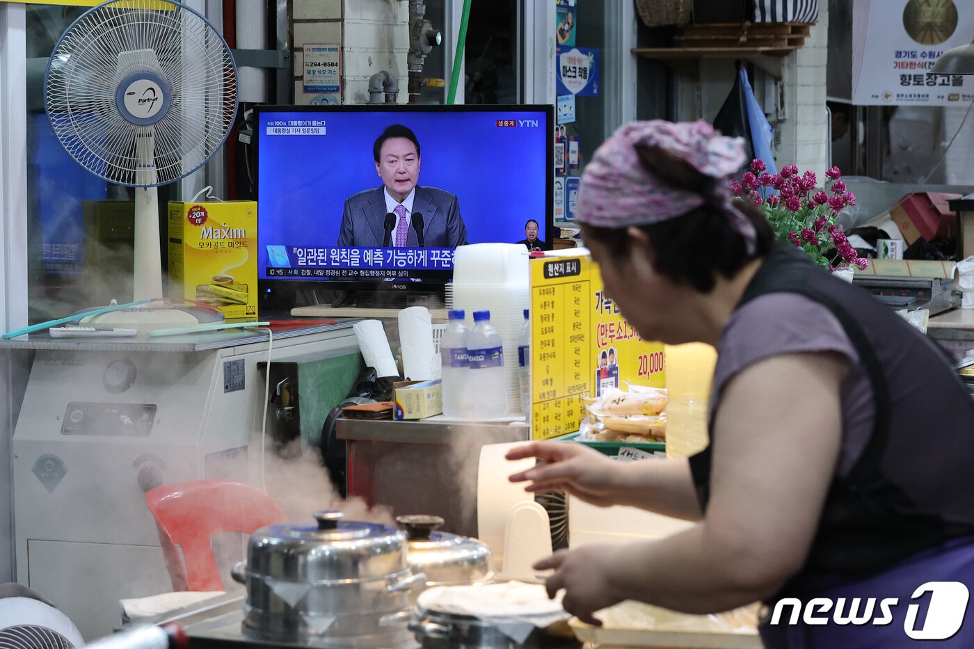 본문 이미지 - 17일 경기 수원 권선시장에서 상인들이 윤석열 대통령의 취임 100일 기자회견을 TV 생중계를 통해 시청하고 있다. 2022.8.17/뉴스1 ⓒ News1 조태형 기자