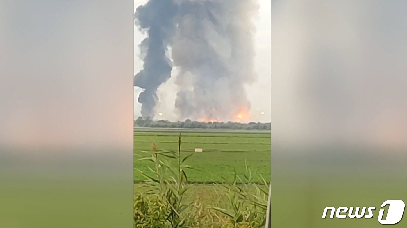 본문 이미지 - 16일 &#40;현지시간&#41; 러시아가 점령하고 있는 우크라이나 크림반도의 마이스코예 인근의 군 탄약고에서 폭발과 함께 불길이 솟아오르고 있다. ⓒ AFP=뉴스1 ⓒ News1 우동명 기자