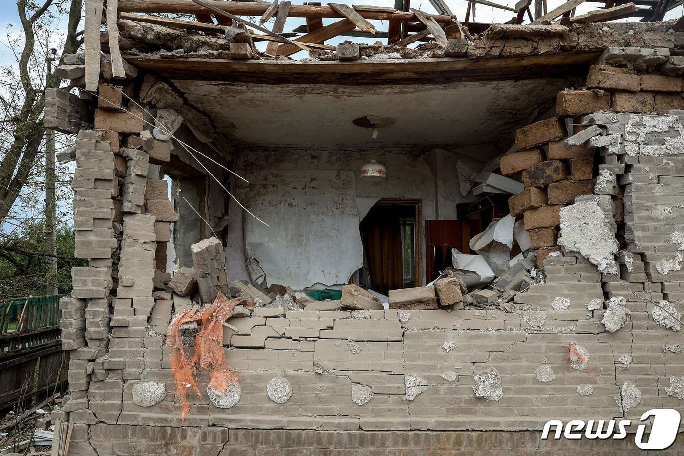 (크라마토르스크 AFP=뉴스1) 우동명 기자 = 16일 (현지시간) 우크라이나 크라마토르스크에서 러시아 군의 포격을 받아 파괴된 건물이 보인다.ⓒ AFP=뉴스1