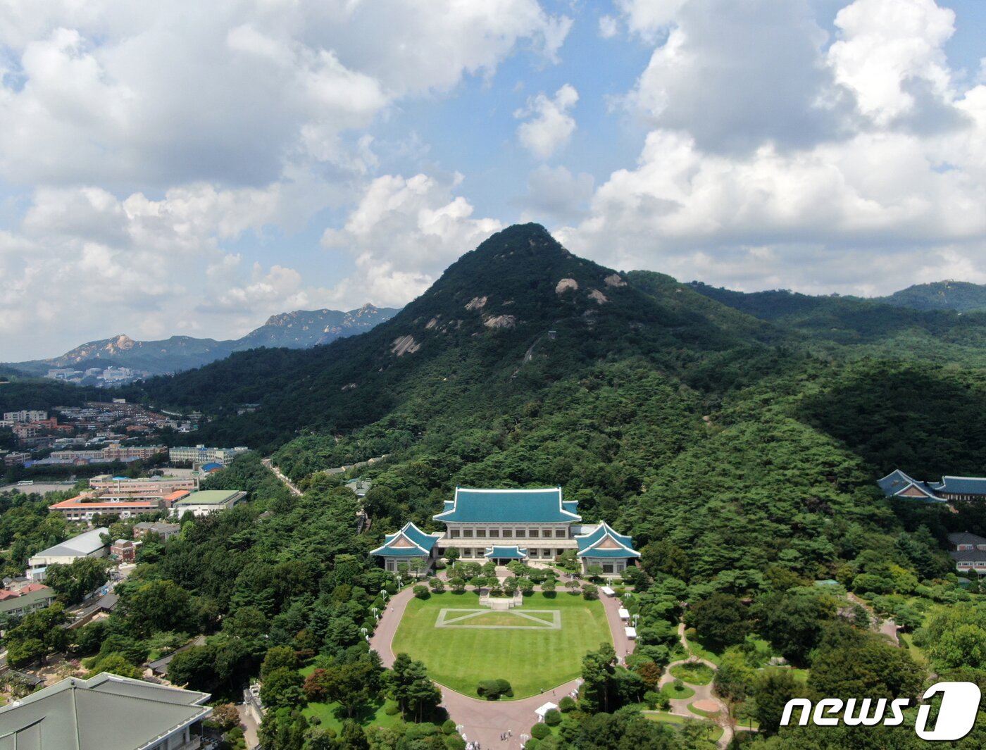 본문 이미지 - 청와대가 국민의 품으로 돌아온 지 100일째가 됐다. 5년 만에 정권을 교체한 윤석열 대통령은 지난 5월 10일 취임 첫날부터 용산에 집무실을 마련하며 74년간 권력의 중심에 있던 청와대를 국민의 품으로 돌려줬다. 청와대는 권력자의 장소에서 시민이 역사적 장소를 탐방하고 휴식과 여가를 즐기는 큰 공원으로 거듭나게 됐다. 문화체육관광부는 향후 청와대를 문화예술과 자연, 역사가 어우러진 복합문화공간으로 조성한다는 계획이다. 사진은 17일 오후 개방 100일을 맞이한 청와대의 모습. 2022.8.17/뉴스1 ⓒ News1 김진환 기자