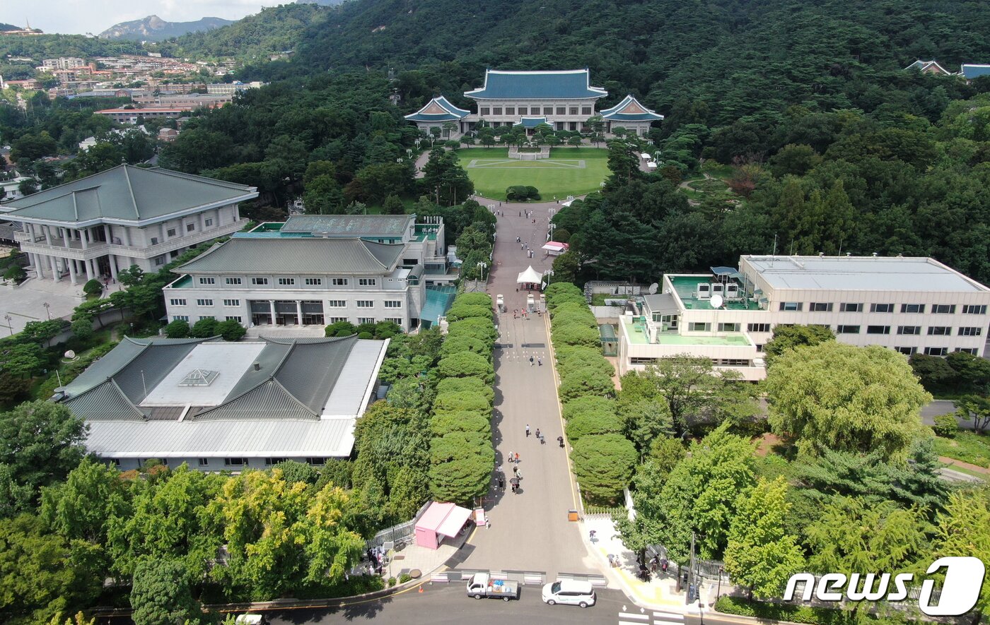 본문 이미지 - 청와대가 국민의 품으로 돌아온 지 100일째가 됐다. 5년 만에 정권을 교체한 윤석열 대통령은 지난 5월 10일 취임 첫날부터 용산에 집무실을 마련하며 74년간 권력의 중심에 있던 청와대를 국민의 품으로 돌려줬다. 청와대는 권력자의 장소에서 시민이 역사적 장소를 탐방하고 휴식과 여가를 즐기는 큰 공원으로 거듭나게 됐다. 문화체육관광부는 향후 청와대를 문화예술과 자연, 역사가 어우러진 복합문화공간으로 조성한다는 계획이다. 사진은 17일 오후 개방 100일을 맞이한 청와대의 모습. 2022.8.17/뉴스1 ⓒ News1 김진환 기자